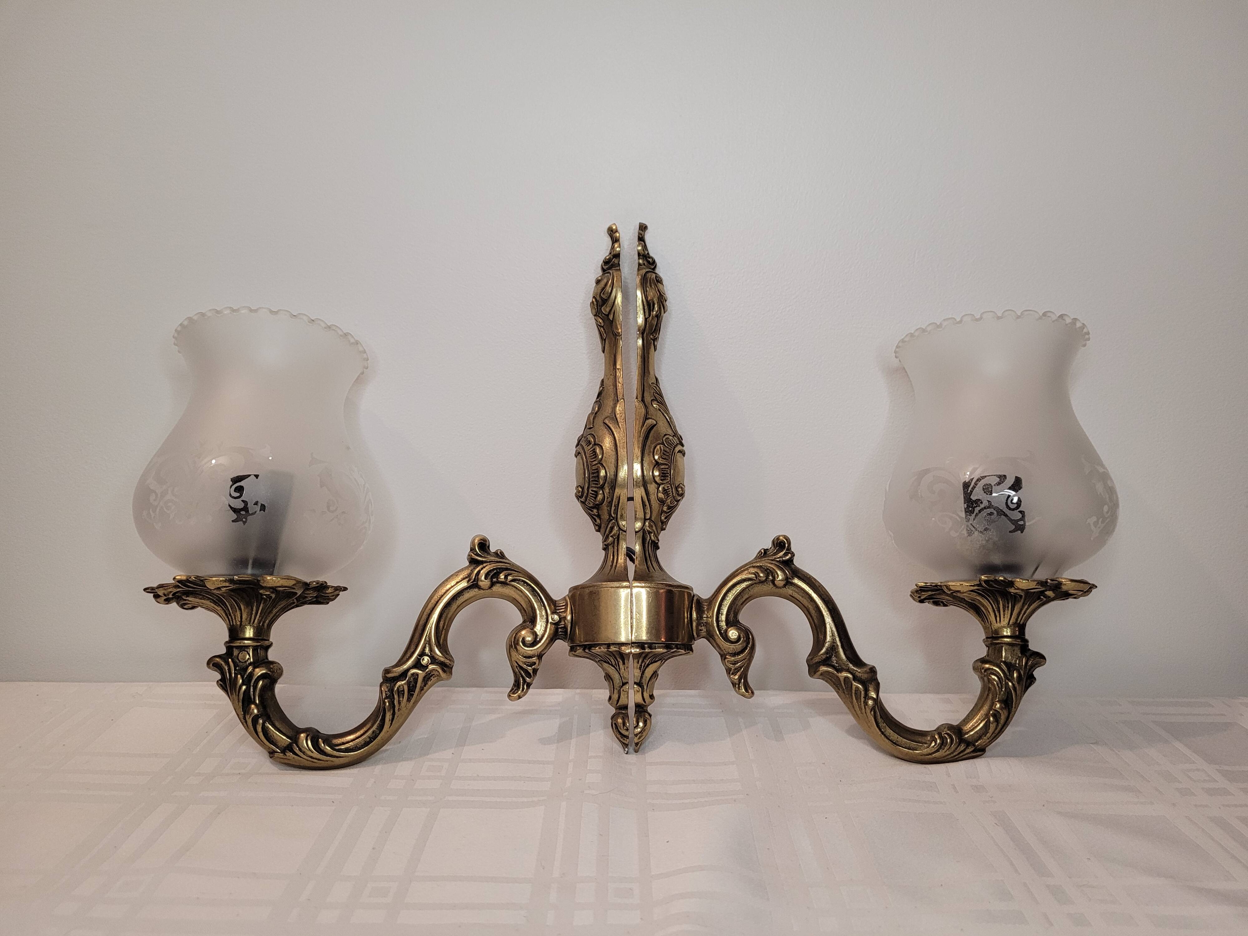 Pair of wall sconces in gilded brass and engraved glass.