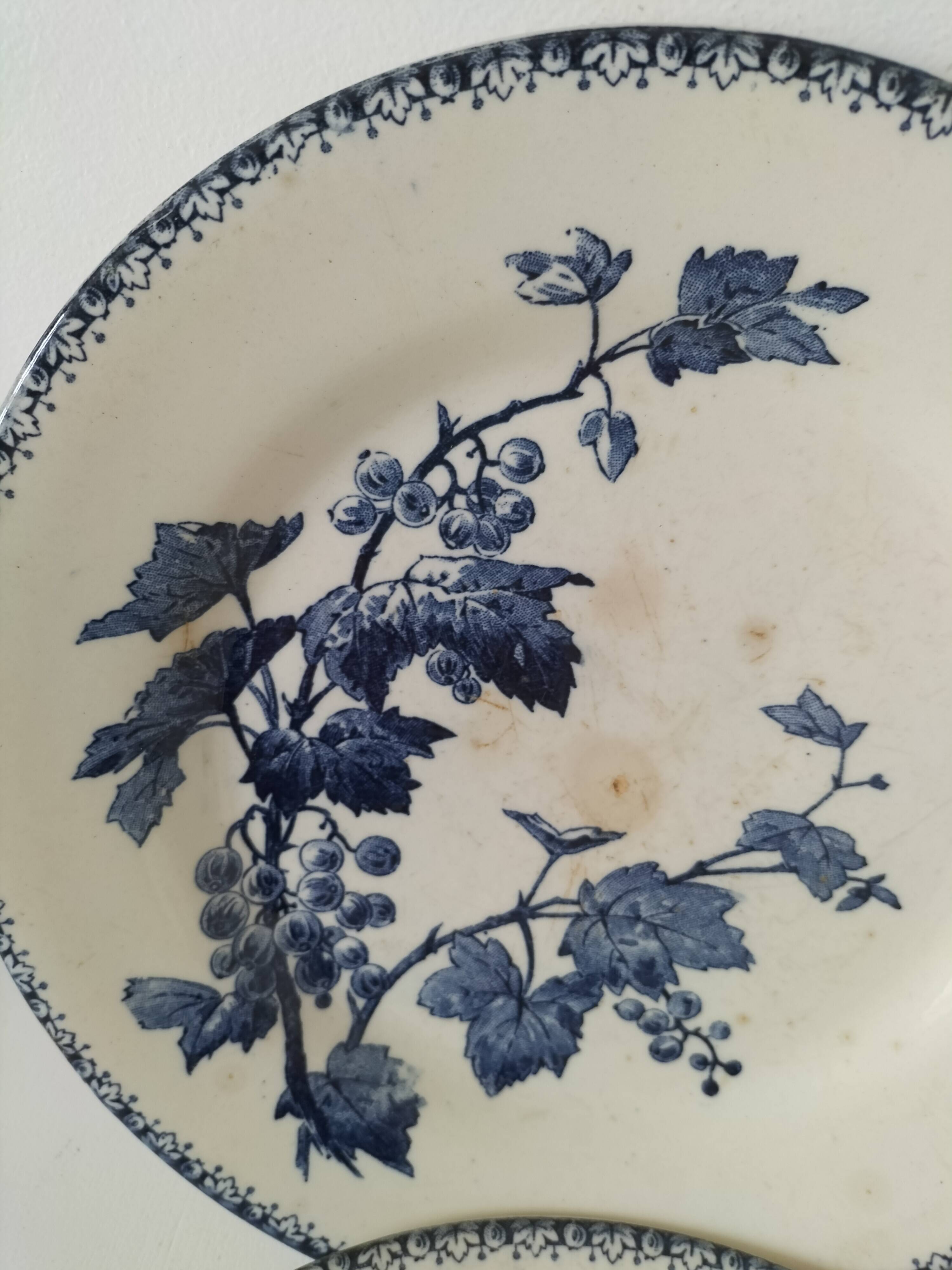 Duo of Gien plates, Groseilles model