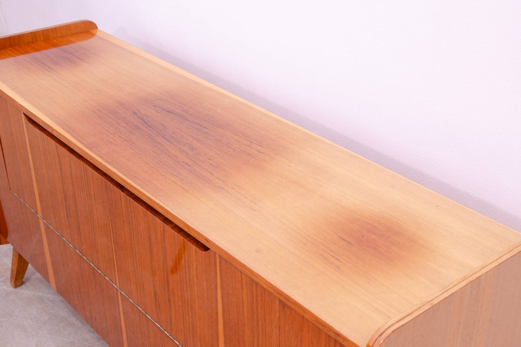 Commode moderne du milieu du siècle en noyer par František Jirák, années 1960, Tchécoslovaquie