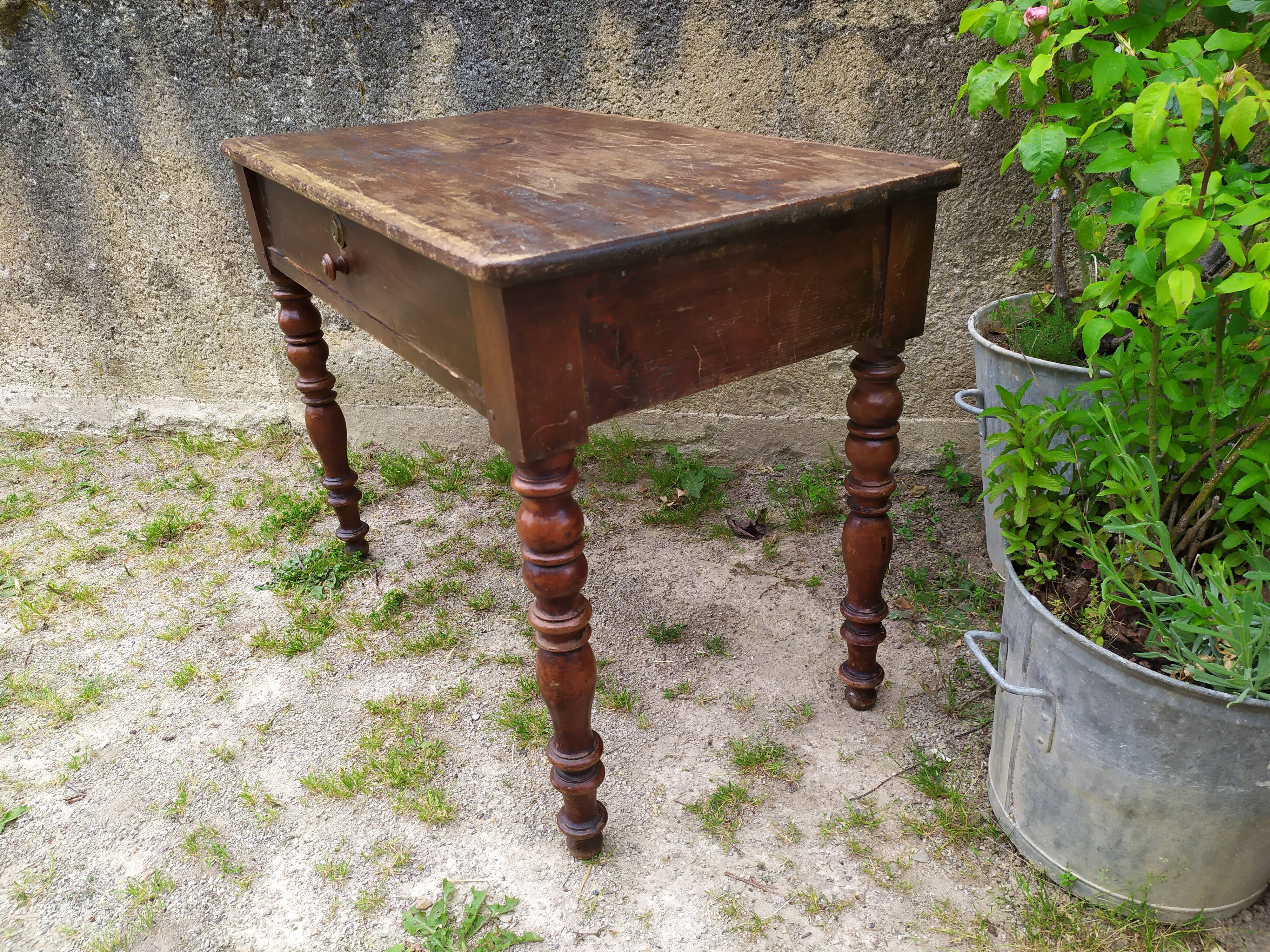 Desk with turned legs