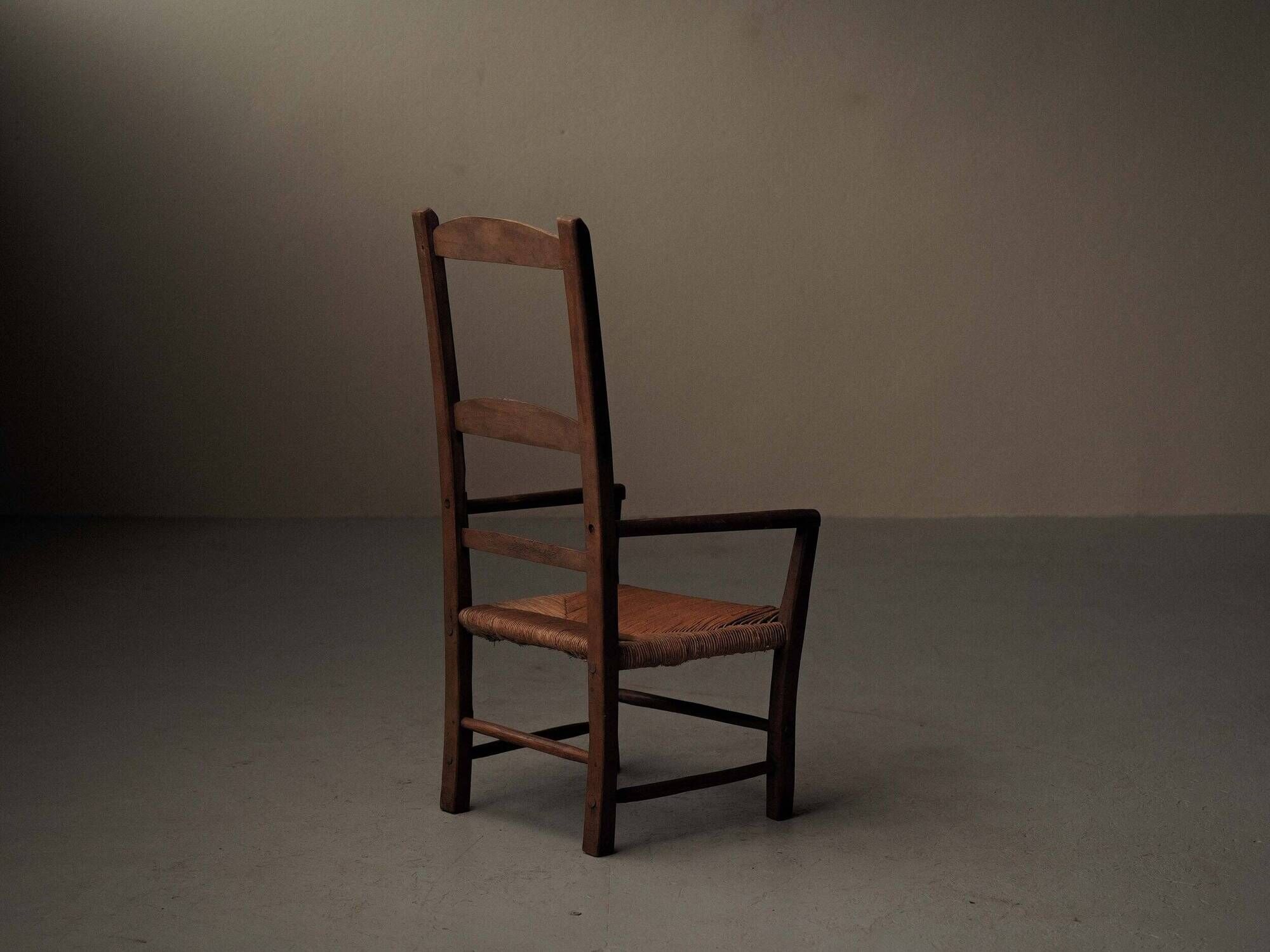 Old peasant armchair in solid wood and woven straw – Auvergne, 19th century.