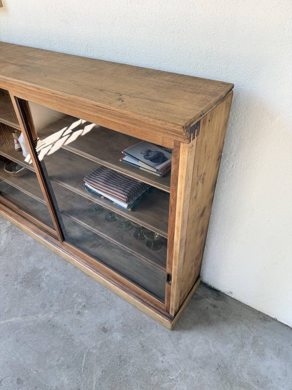 Enfilade vitrée en chêne, années 50