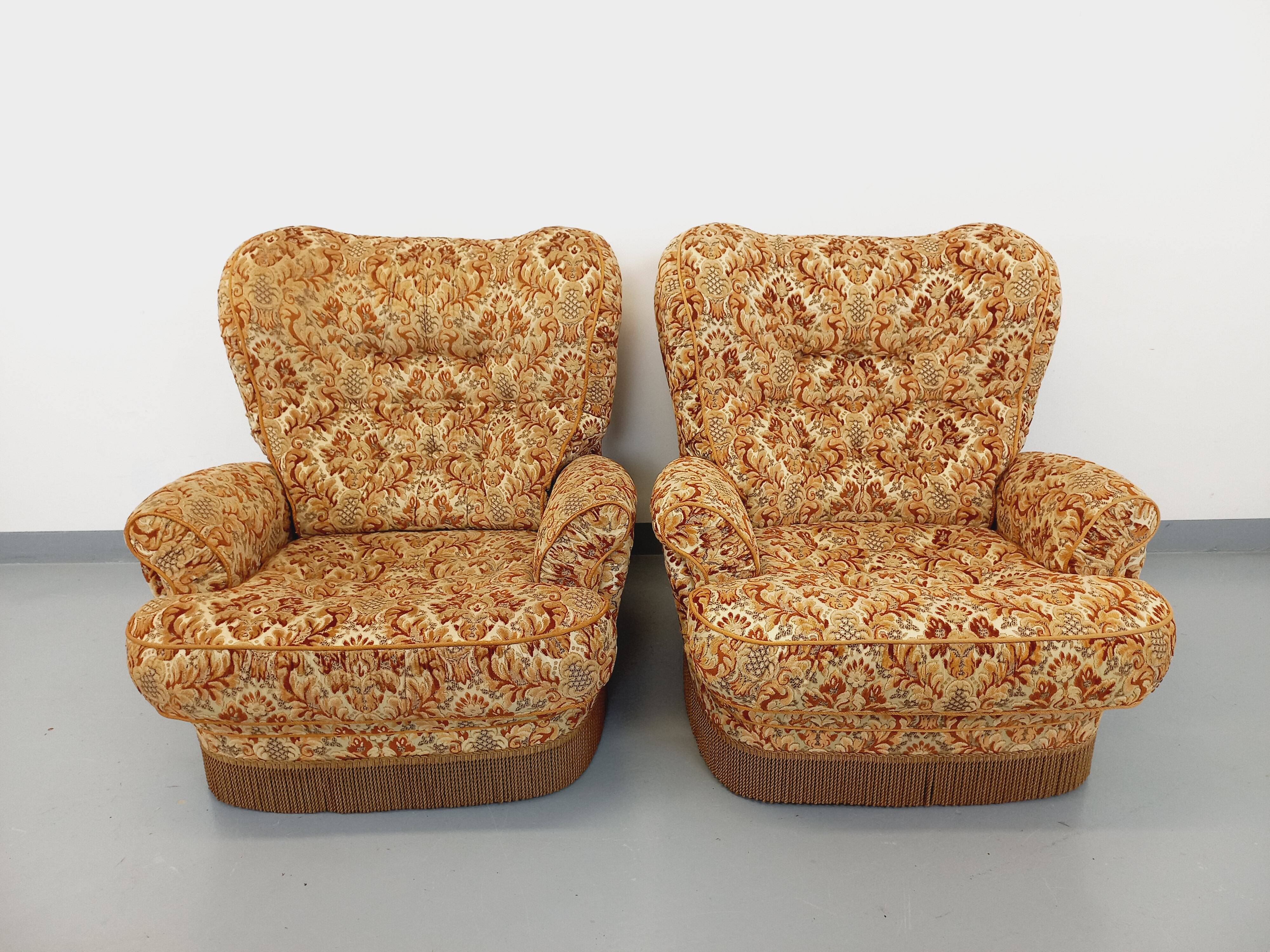 Set of 2 vintage armchairs in floral fabric with fringes from the 60s 70s