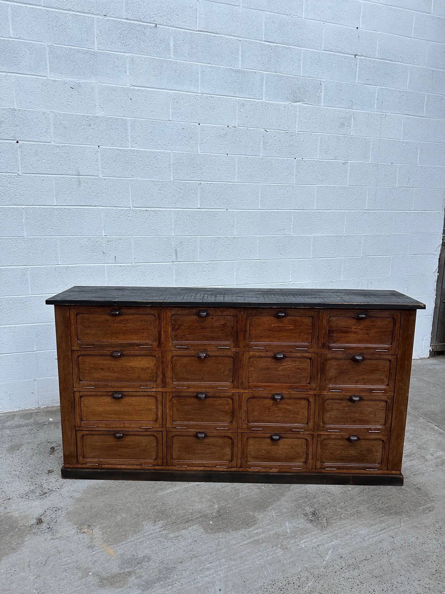 Grand miroir doré  ancien doté d’une moulure décorée et perlée  Parfait pou