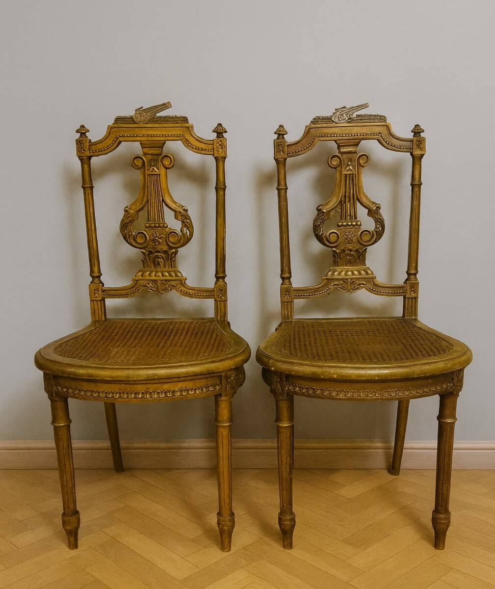 Paire de chaises de musiciens en bois sculpté et doré de style Louis XVI
