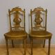 Paire de chaises de musiciens en bois sculpté et doré de style Louis XVI