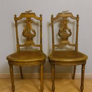 Paire de chaises de musiciens en bois sculpté et doré de style Louis XVI