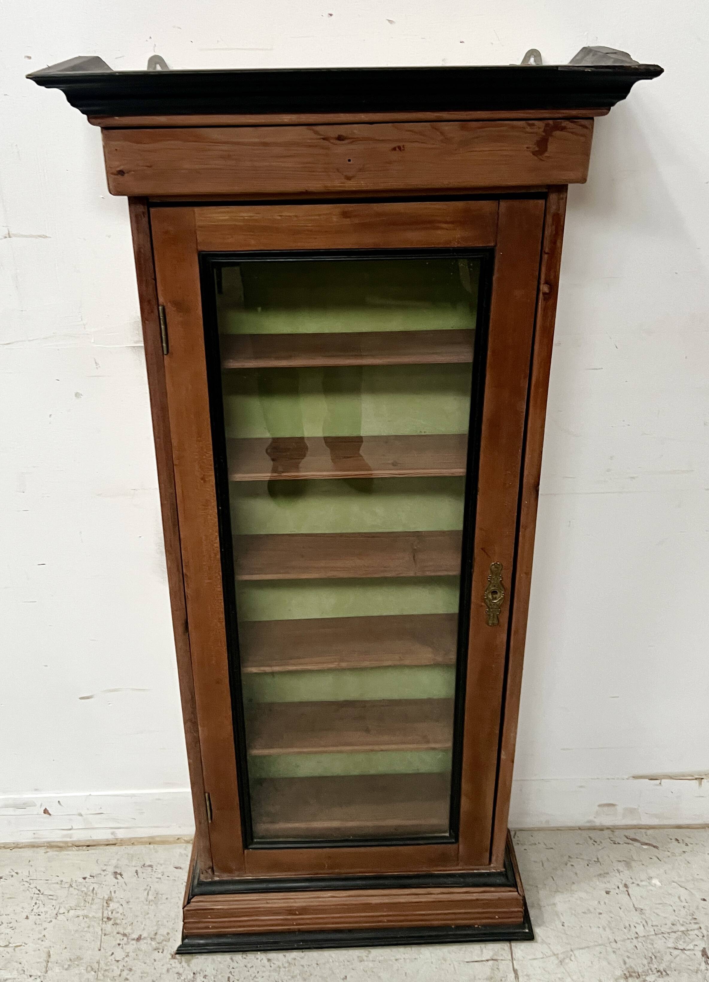 Vitrine murale en bois naturel XIX siècle
