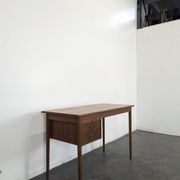 Bureau scandinave en teck à caisson suspendu