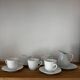 5 tasses 4 soucoupes et un crémier en porcelaine Philippe Deshoulières