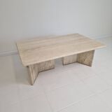 Table basse robuste en travertin italien avec deux pieds à trois pieds, années 1980