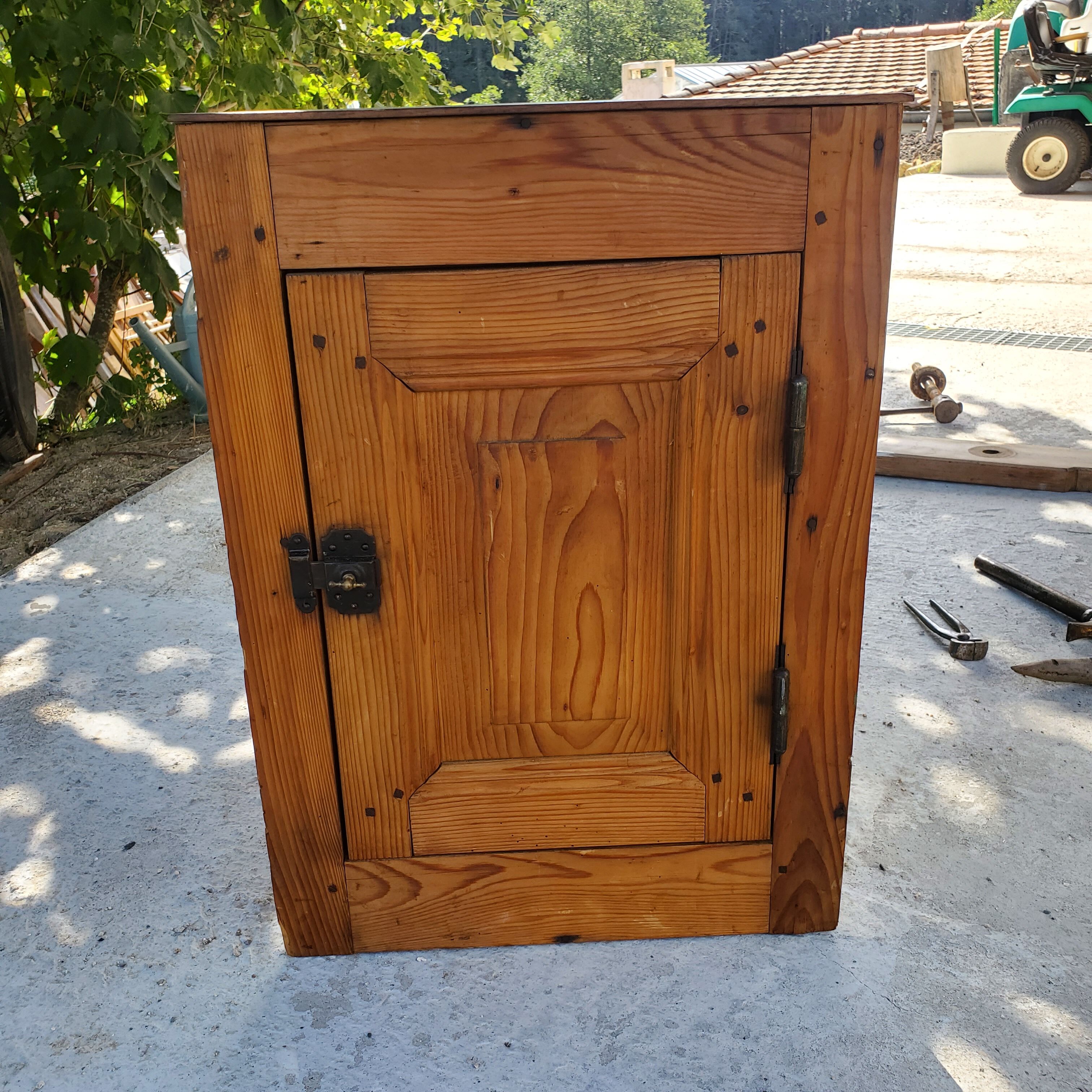 Corner cabinet
