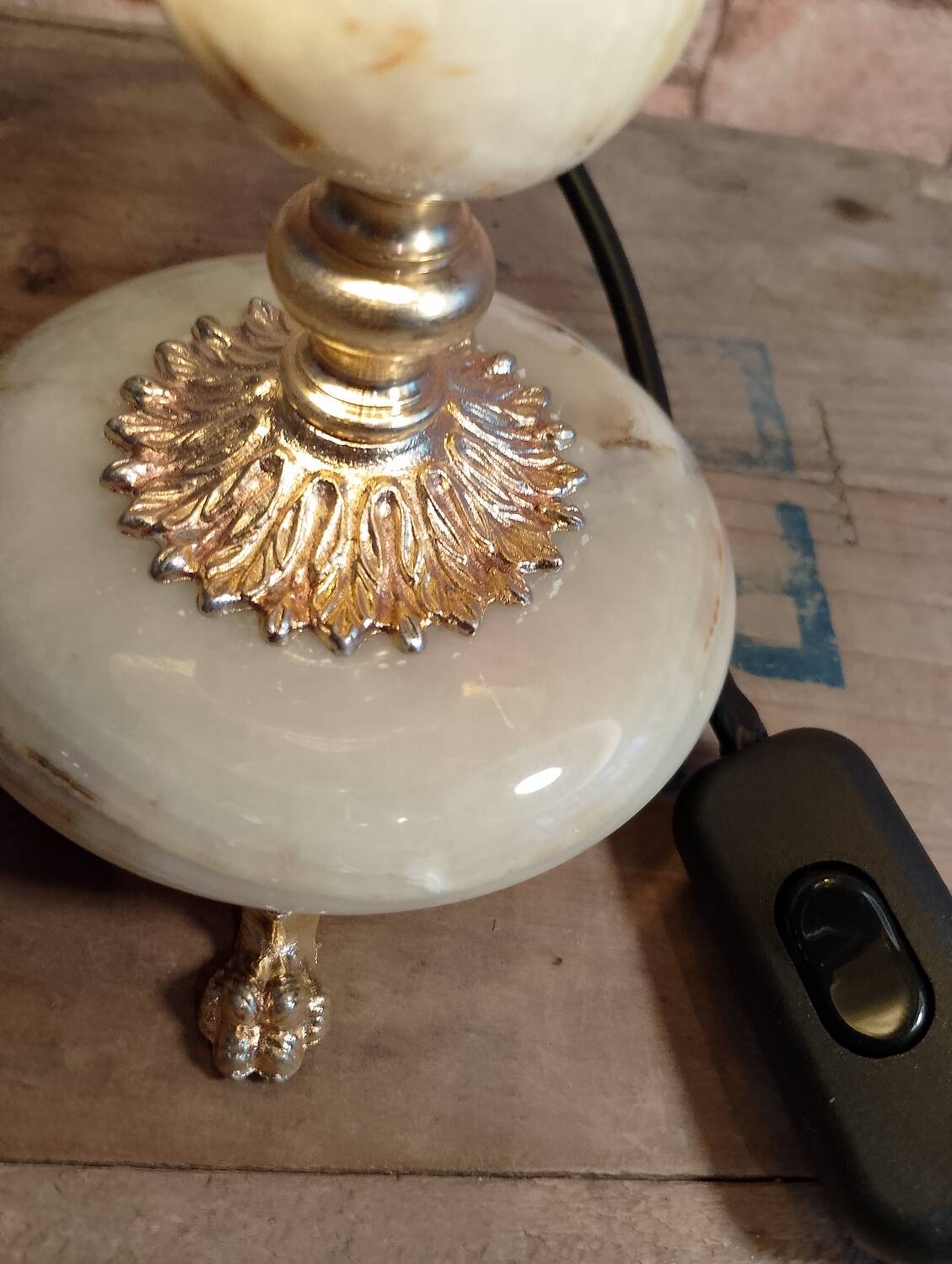 Sell a prestigious lamp made of genuine Onyx and chiselled gilded bronze.
