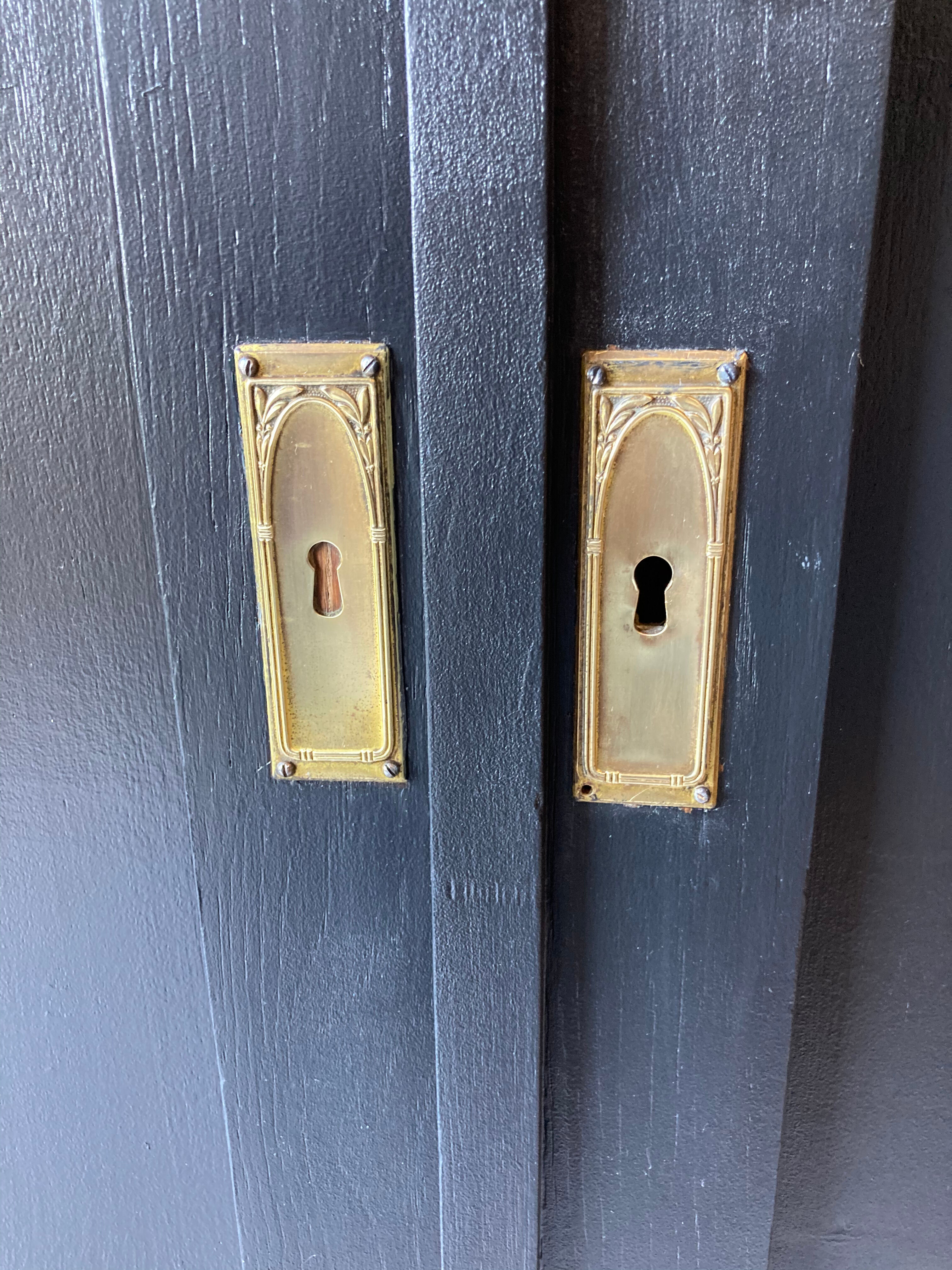 Art-deco period oak commodus