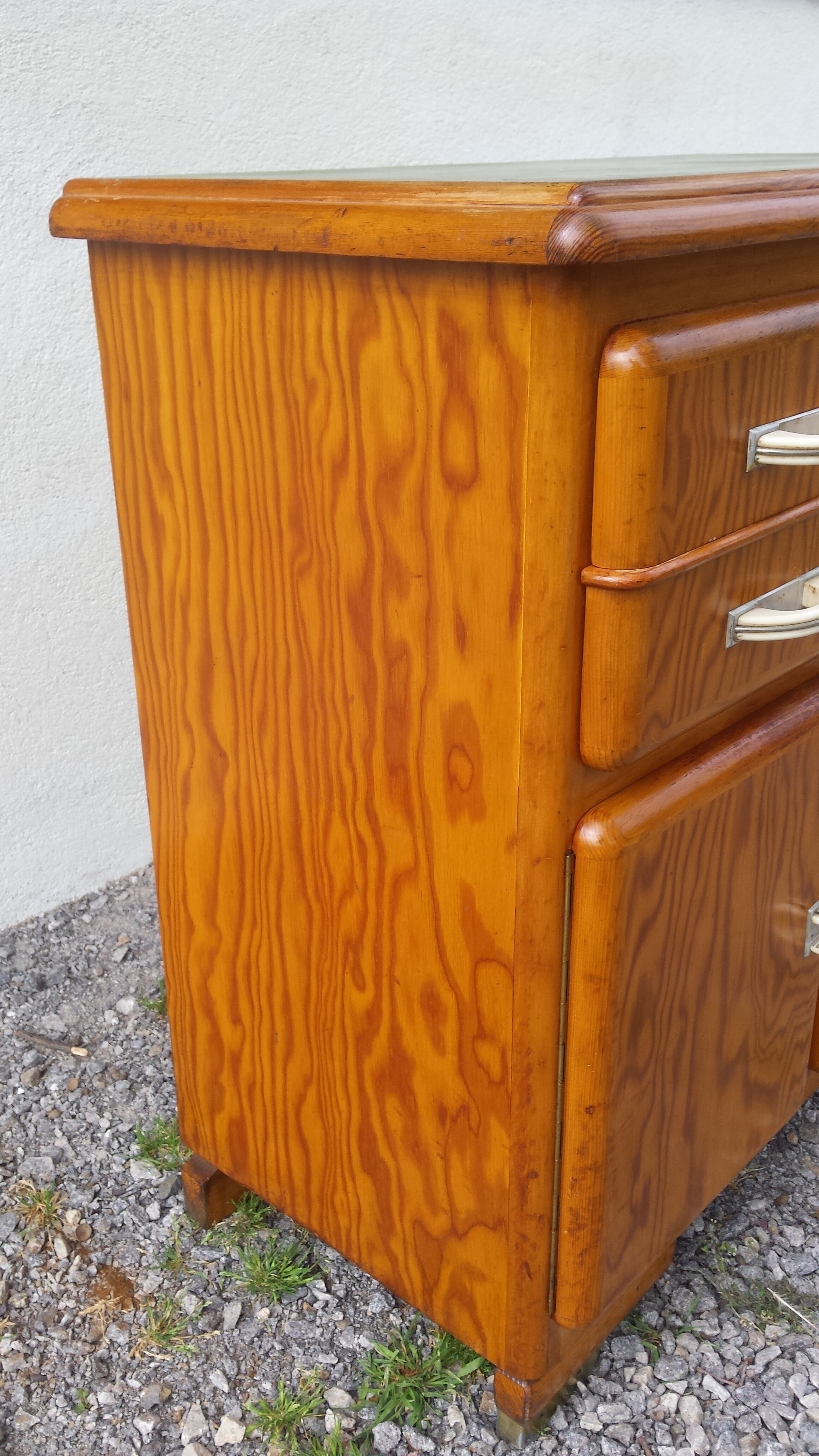 Honey-coloured mado buffet