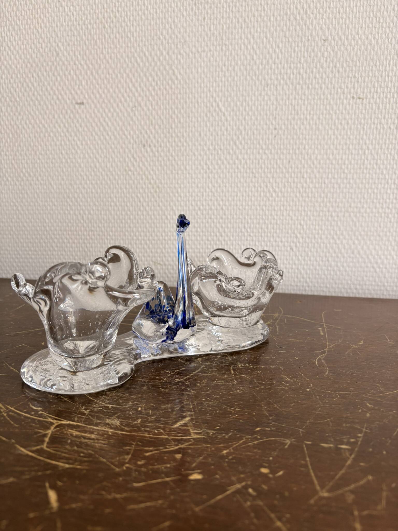 Double salt and pepper shaker, swan dragée, cobalt blue Murano glass.