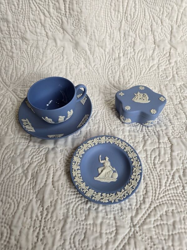 Service thé Wedgwood en biscuit bleu et blanc