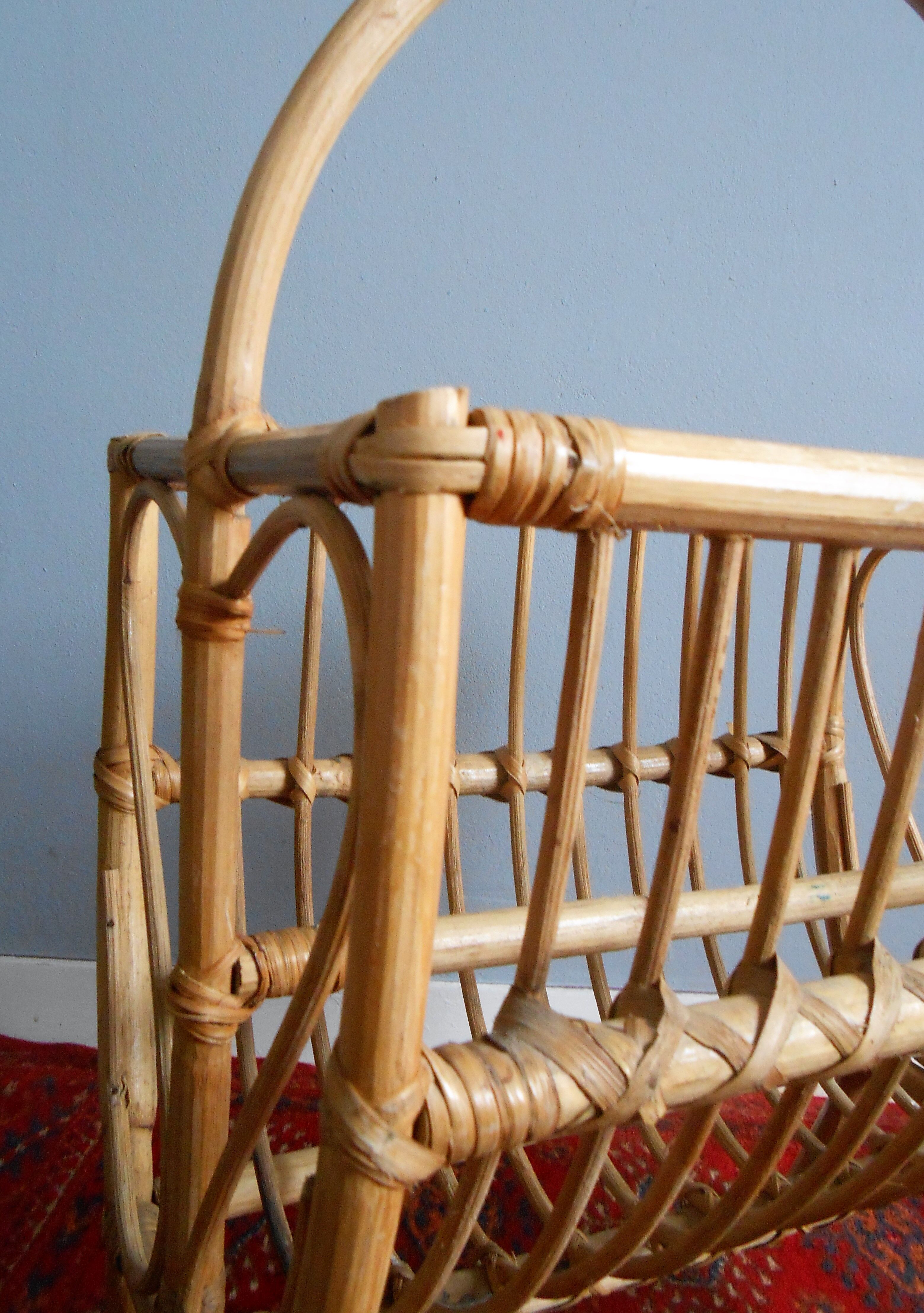 Porte revue vintage en rotin