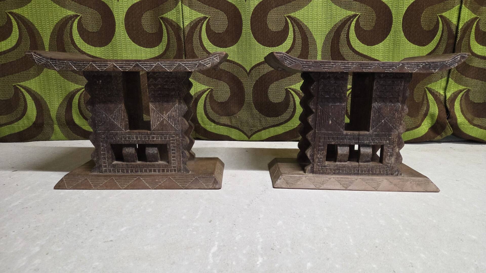 Paire de tabourets africains en bois sculpté  art tribal