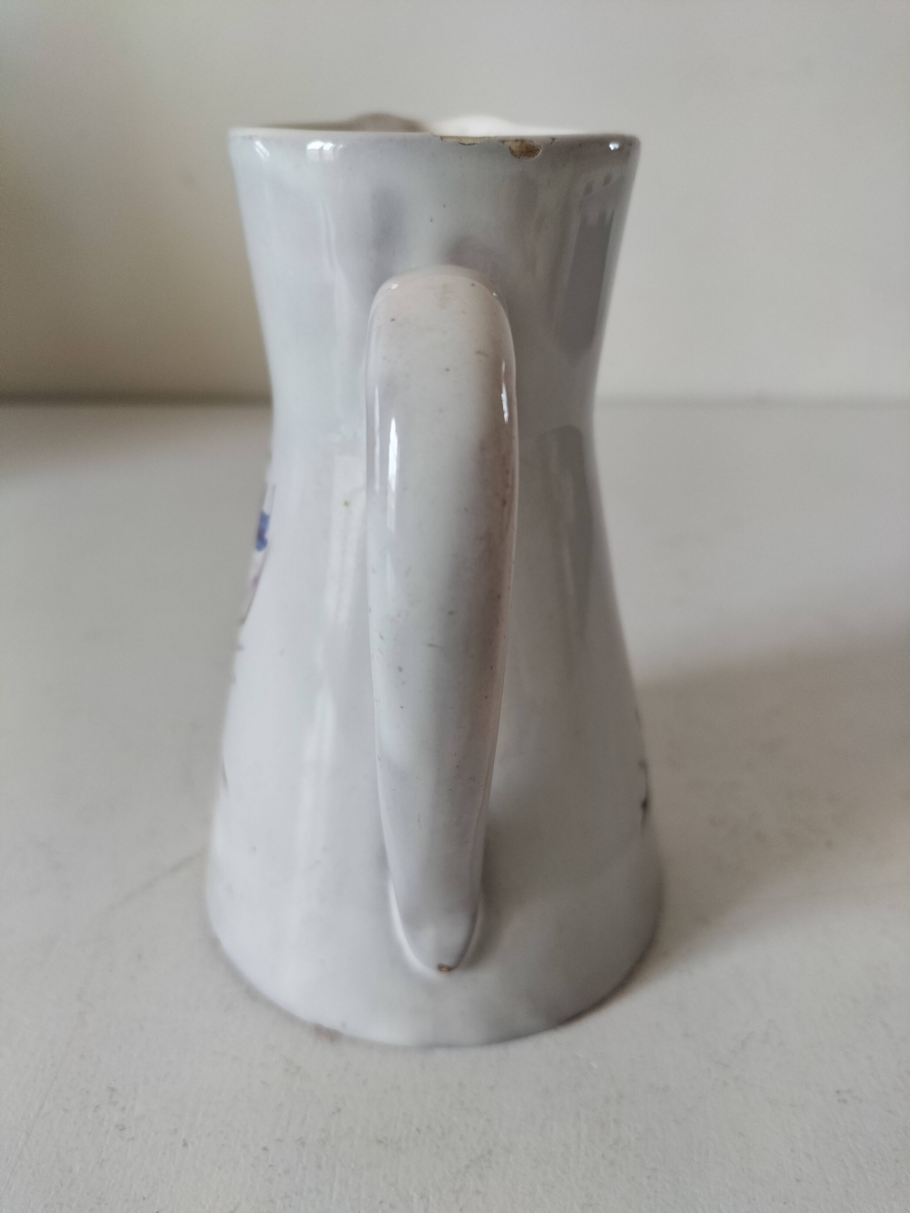 Petit pichet artisanal fleuri – charme champêtre