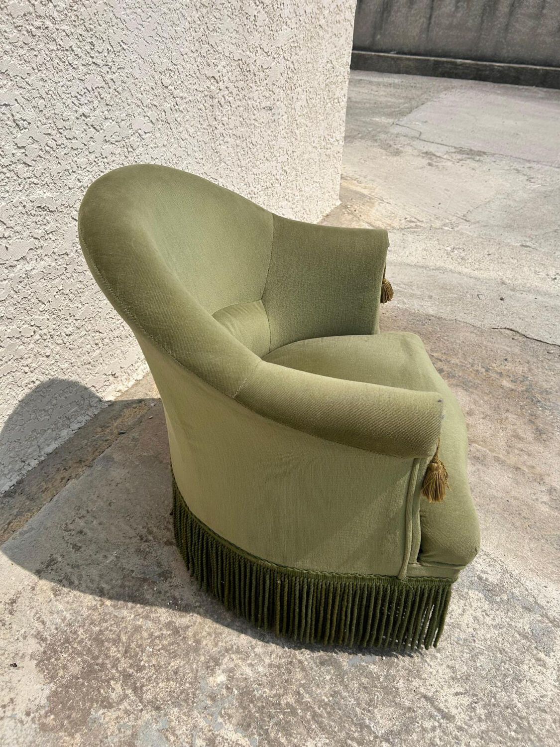 Paire de fauteuils crapaud vert vintage