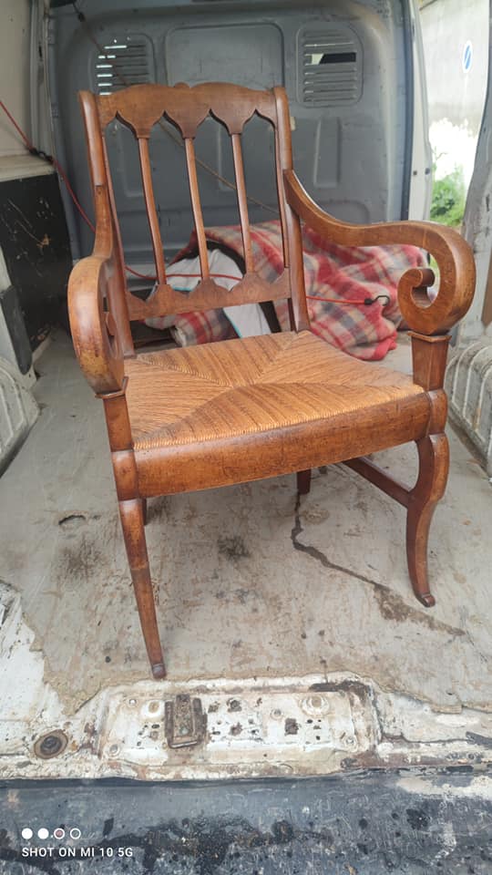 Armchair with gilded rye straw seat in solid walnut, Restoration period, circa 1820