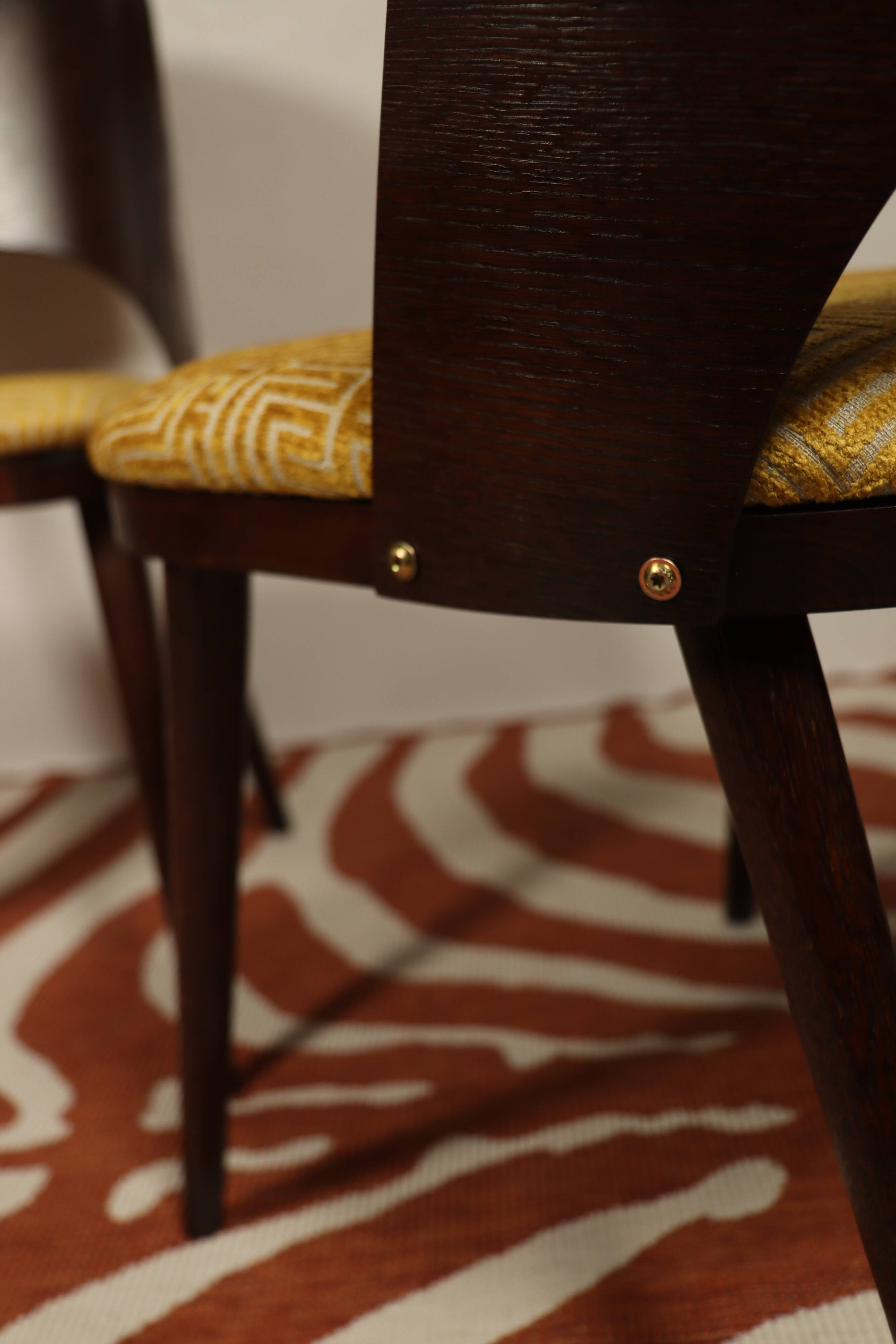 Ensemble de 4 chaises de salle à manger de style art déco en bois de chêne marron chocolat avec revêtement géométrique