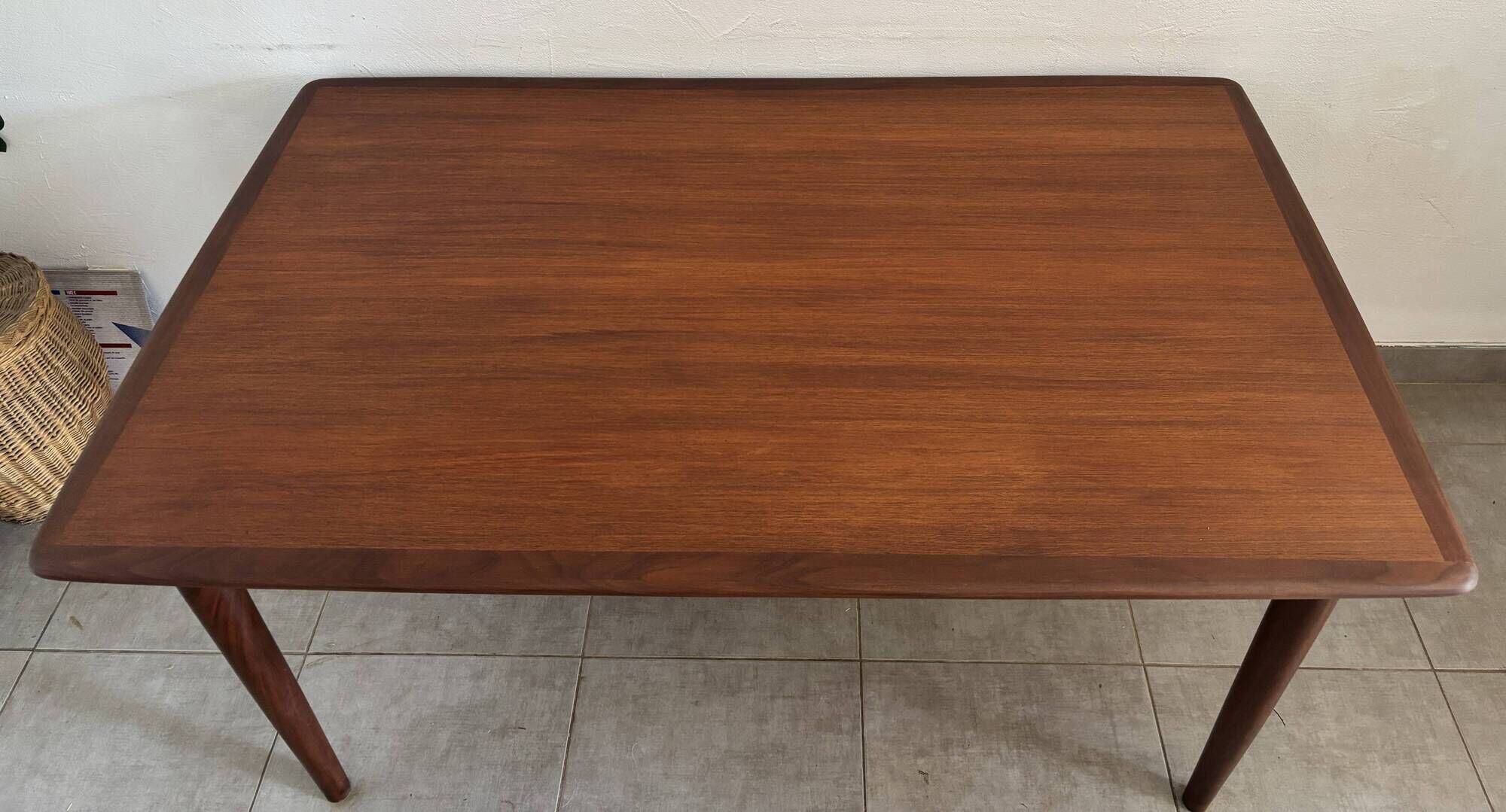 Extendable teak table in Scandinavian/Danish style, Ligne Roset, 1960s.