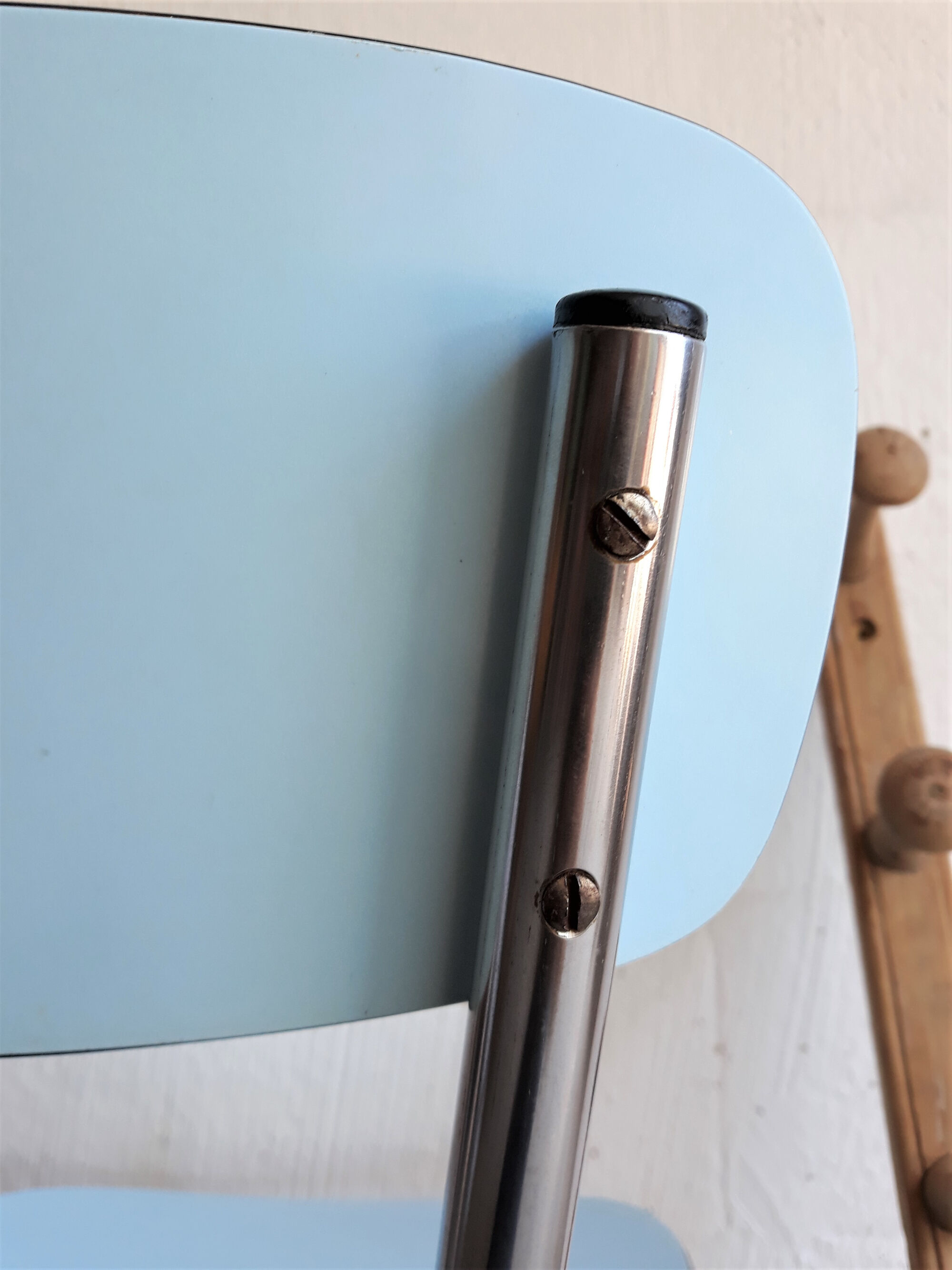 Chaise formica bleue
