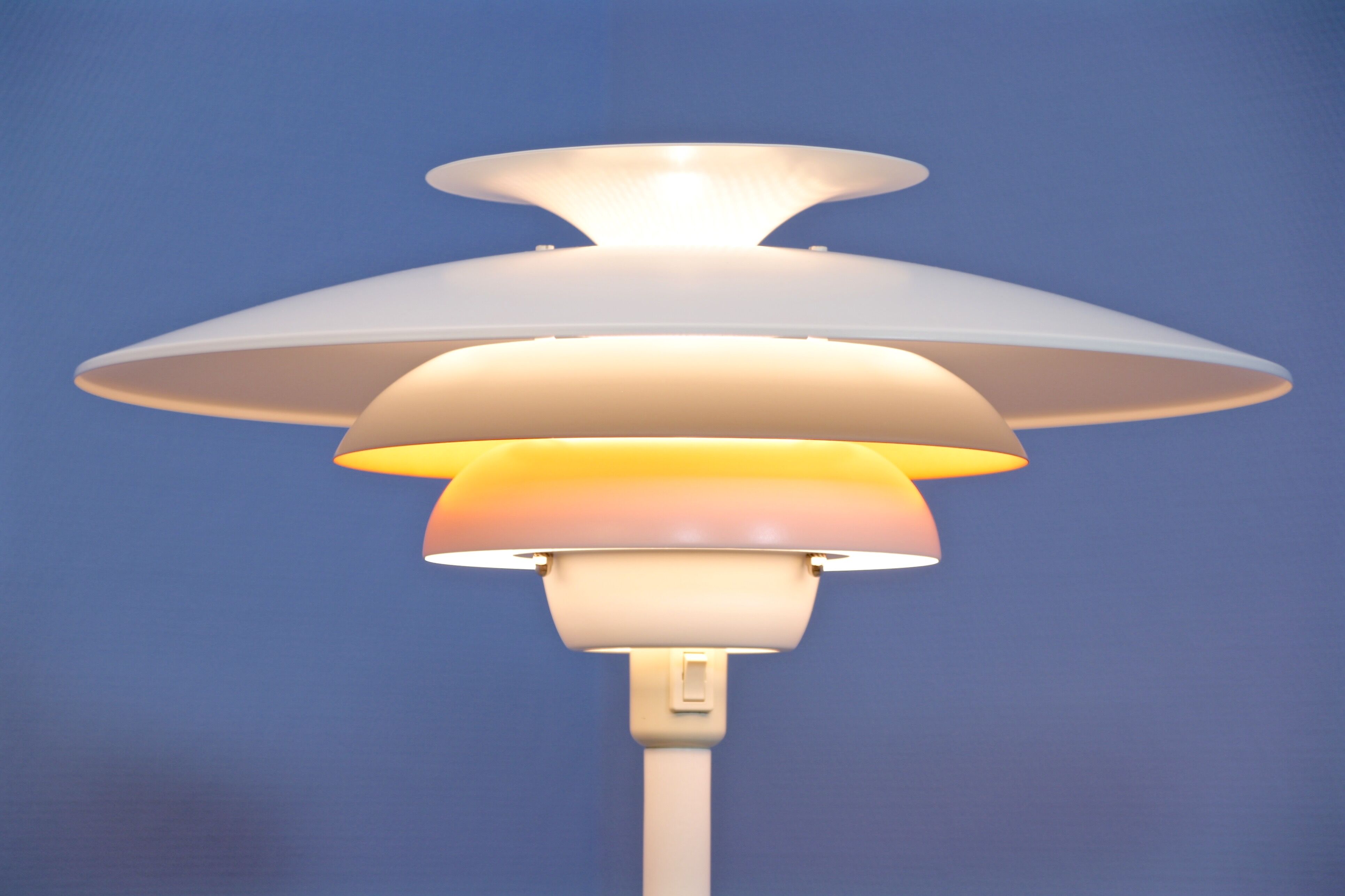 Lampadaire danois en blanc avec accent orange par Jeka Metaltryk, 1970s