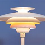 Lampadaire danois en blanc avec accent orange par Jeka Metaltryk, 1970s