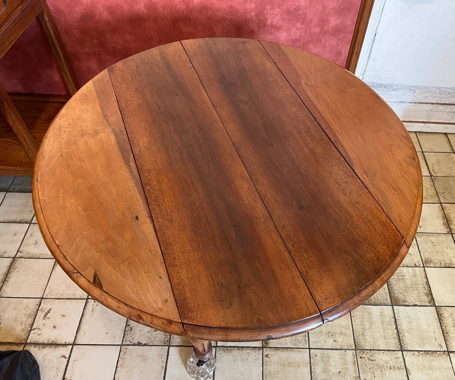 Folding round wooden table
