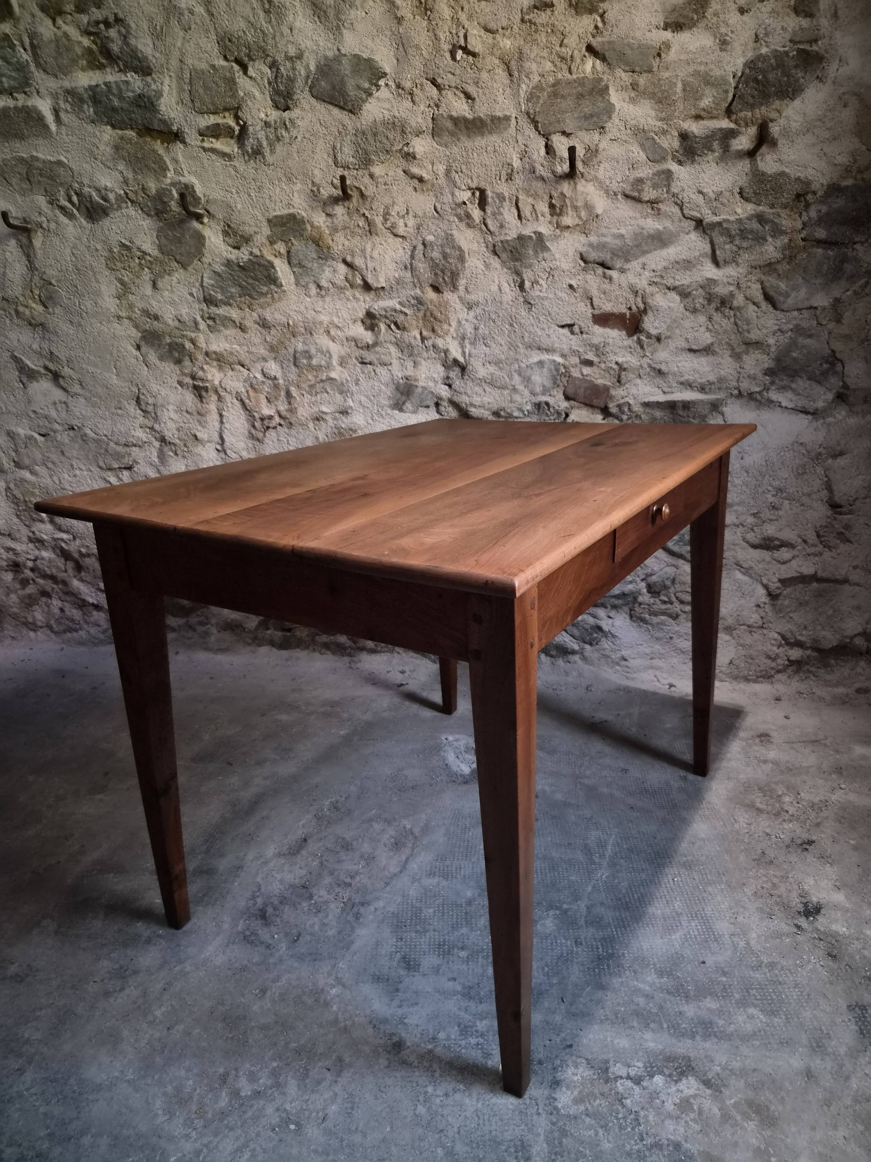Table française ancienne en noyer avec tiroir, vers 1900–1920