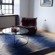 Fauteuil Togo en cuir brillant marron foncé