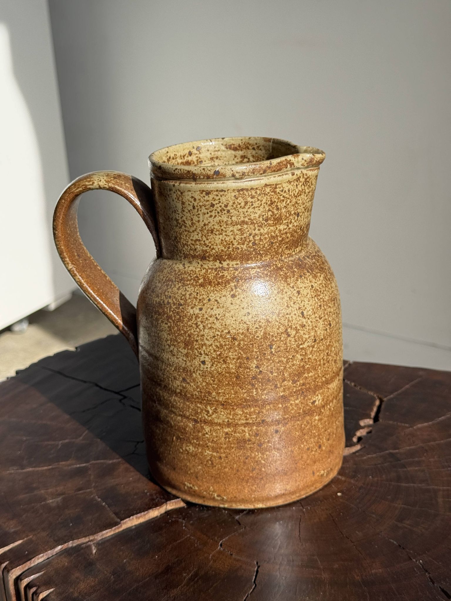 Grande carafe en grès mouchetée pas de marque au dessous H21