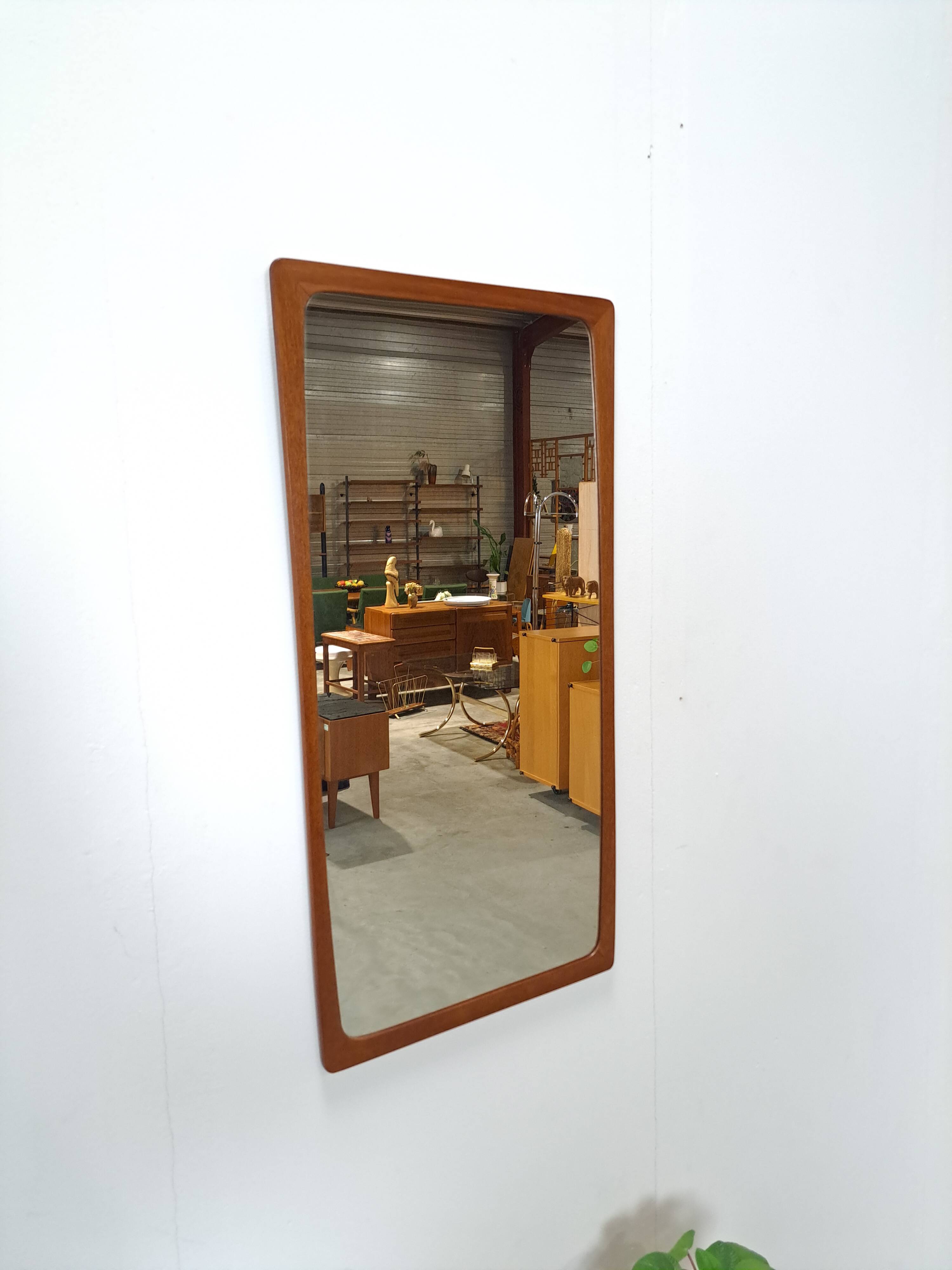 Ensemble en teck danois avec commode AP Mobler et miroir vintage.