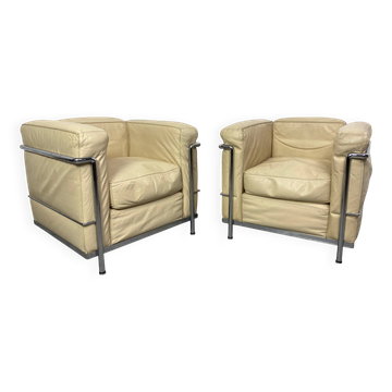 White leather club chairs LC2 by Le Corbusier for Cassina