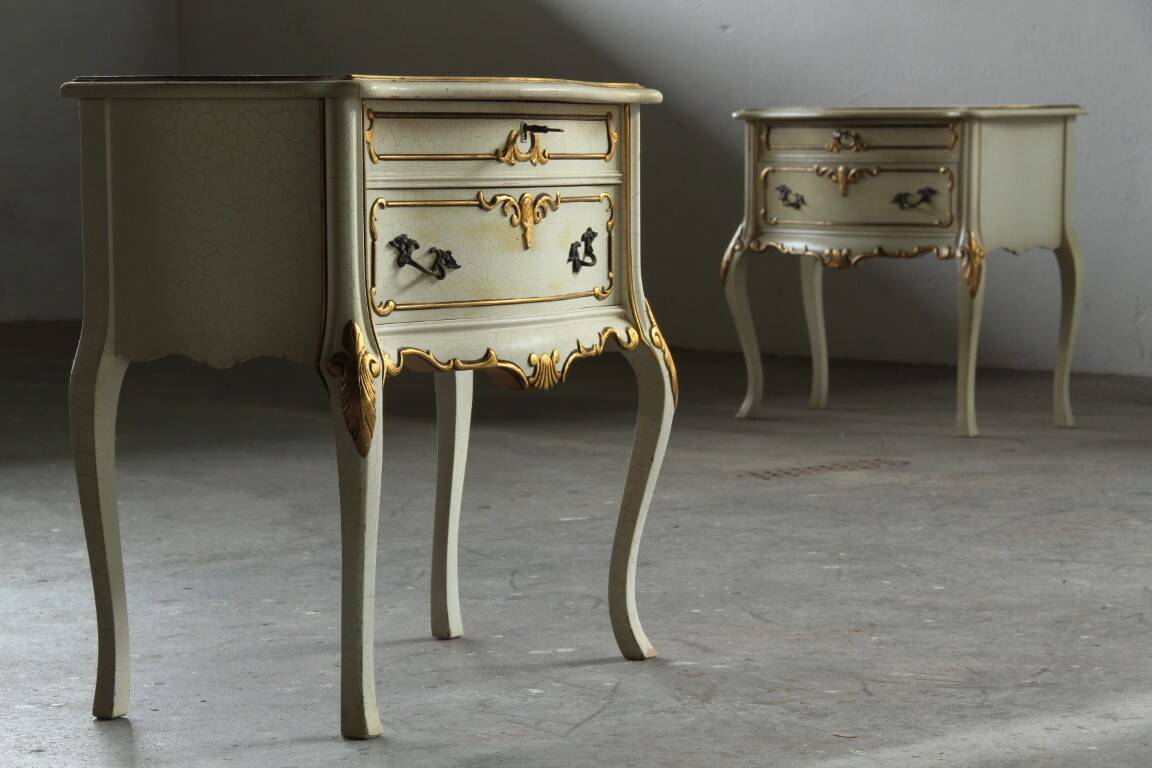 Vintage pair of 20th century Venetian Baroque style nightstands in painted wood