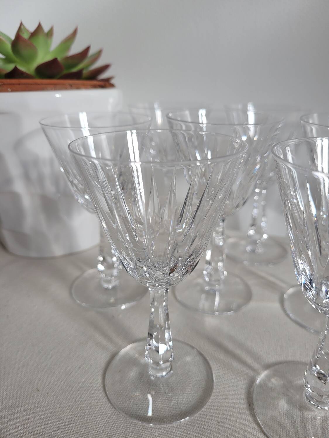 Set of 9 Villeroy and Boch white wine glasses