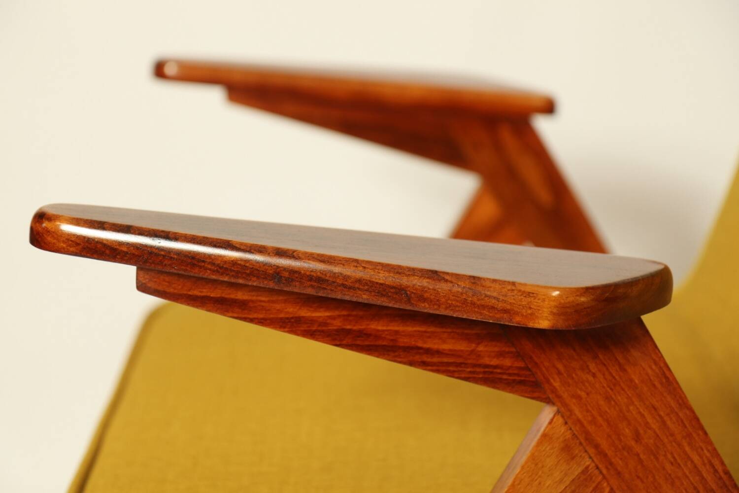 Scandinavian fauteuil jaune rétro  1970 milieu de siècle modern design chaise de salon