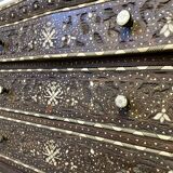 Coffre de mariage syrien avec incrustations de nacre et plateau en marbre, milieu du siècle