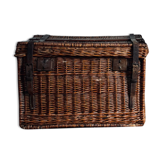 Woven wicker chest with leather strap