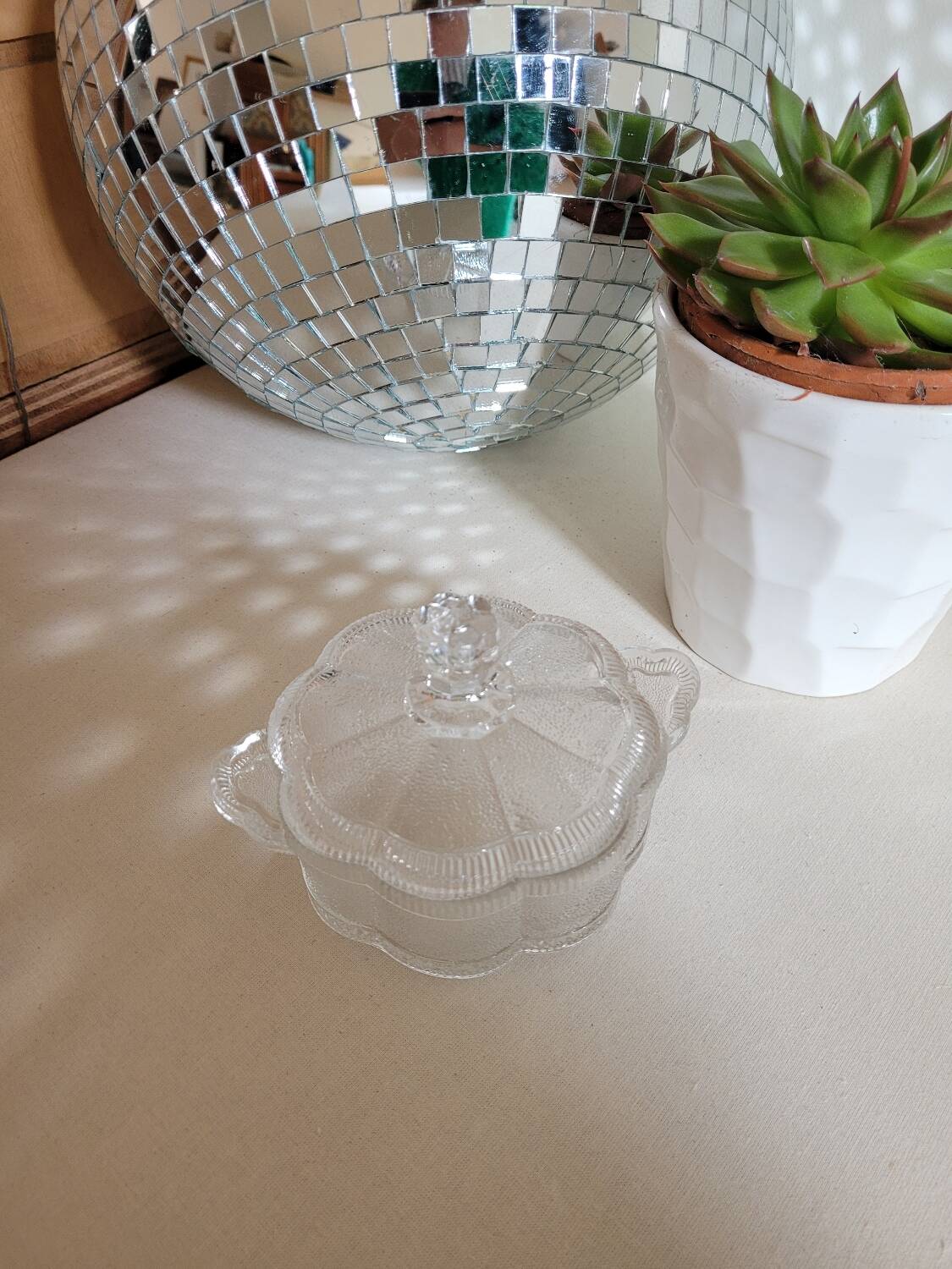 Boîte en verre moulé
