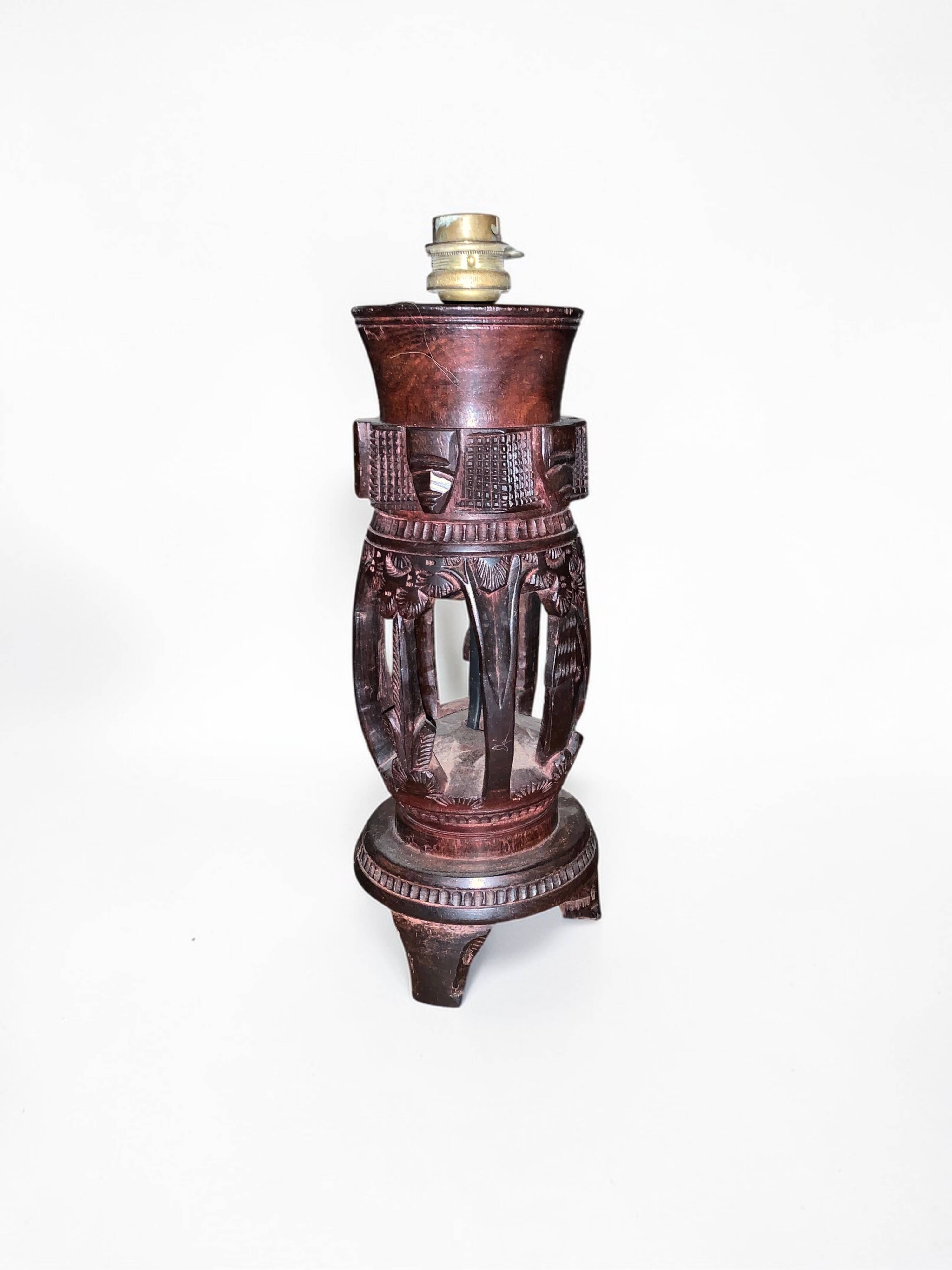 Lampe en bois sculpté malgache