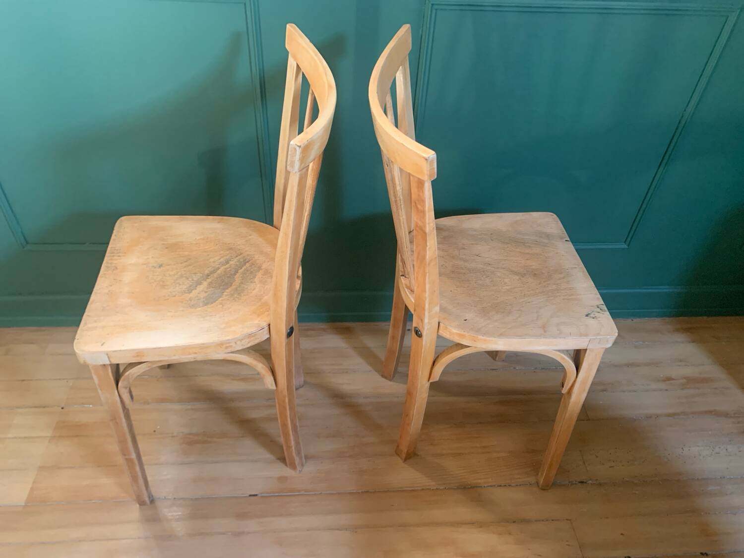 2 Scandinavian chairs inspired by Windsor.