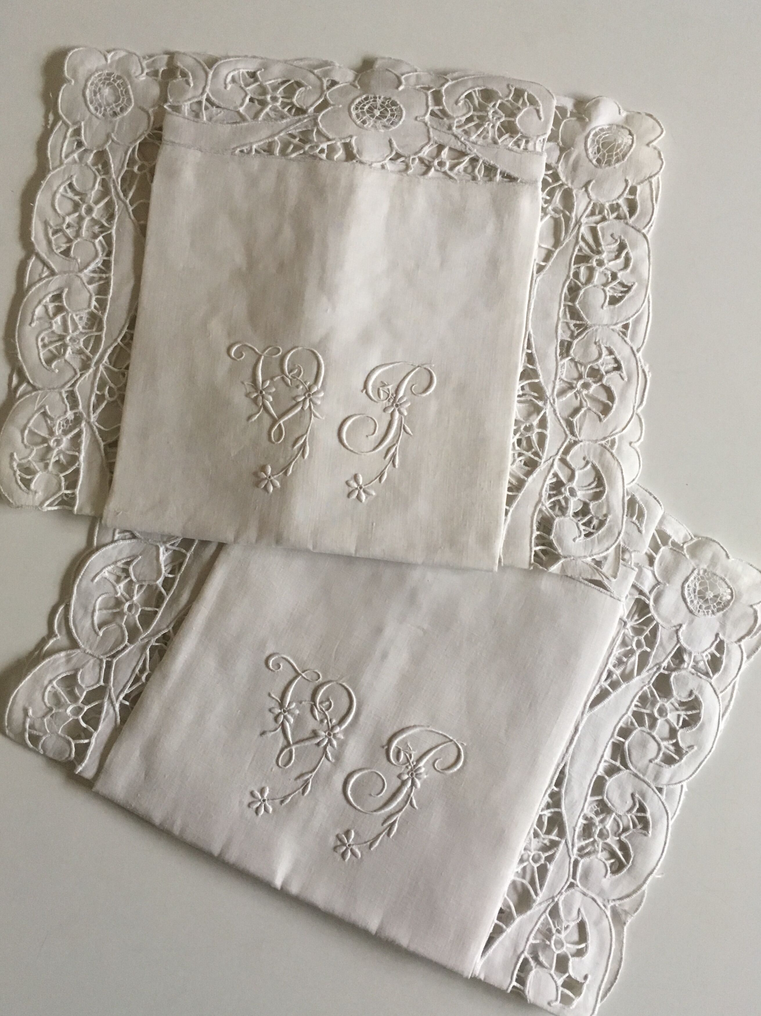 Sheet and pillowcases embroidered linen Richelieu old Castle