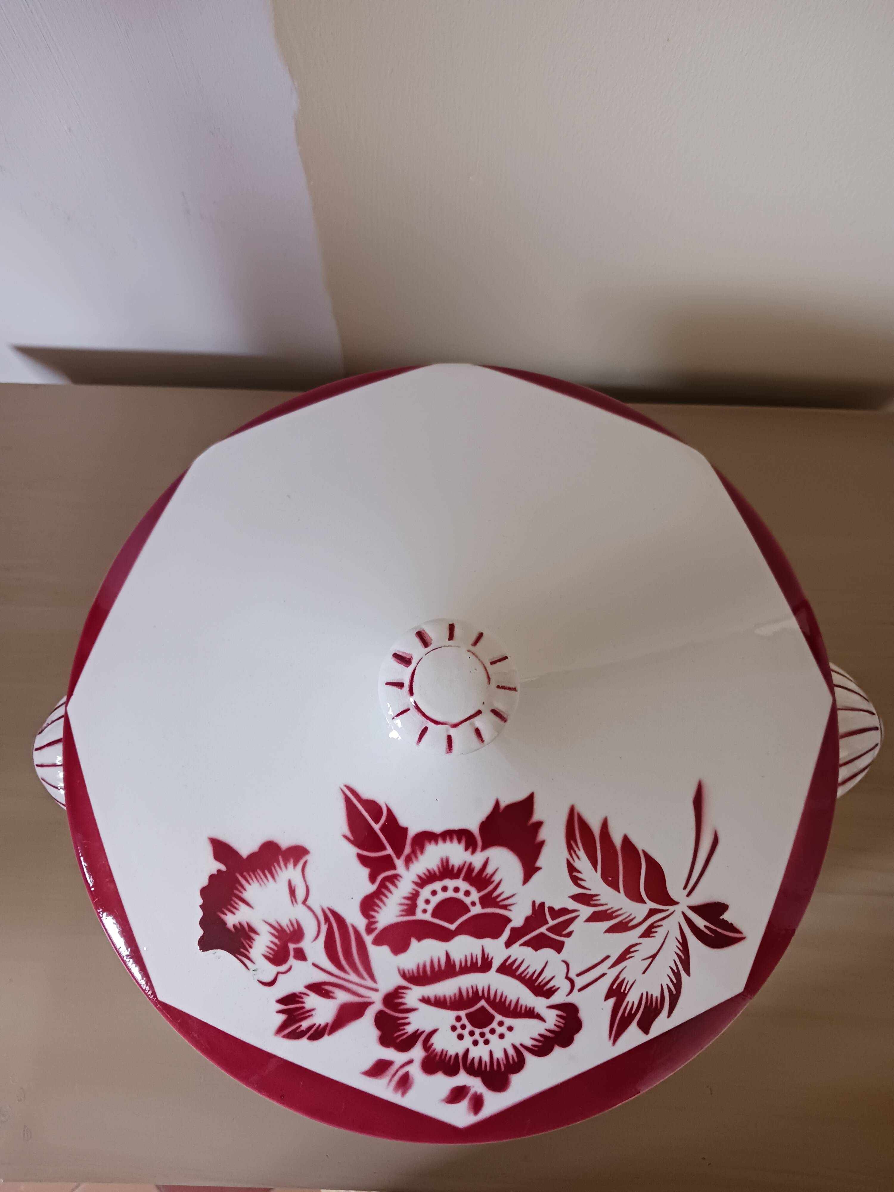 Soup tureen Digoin Sarreguemines, Burgundy model.