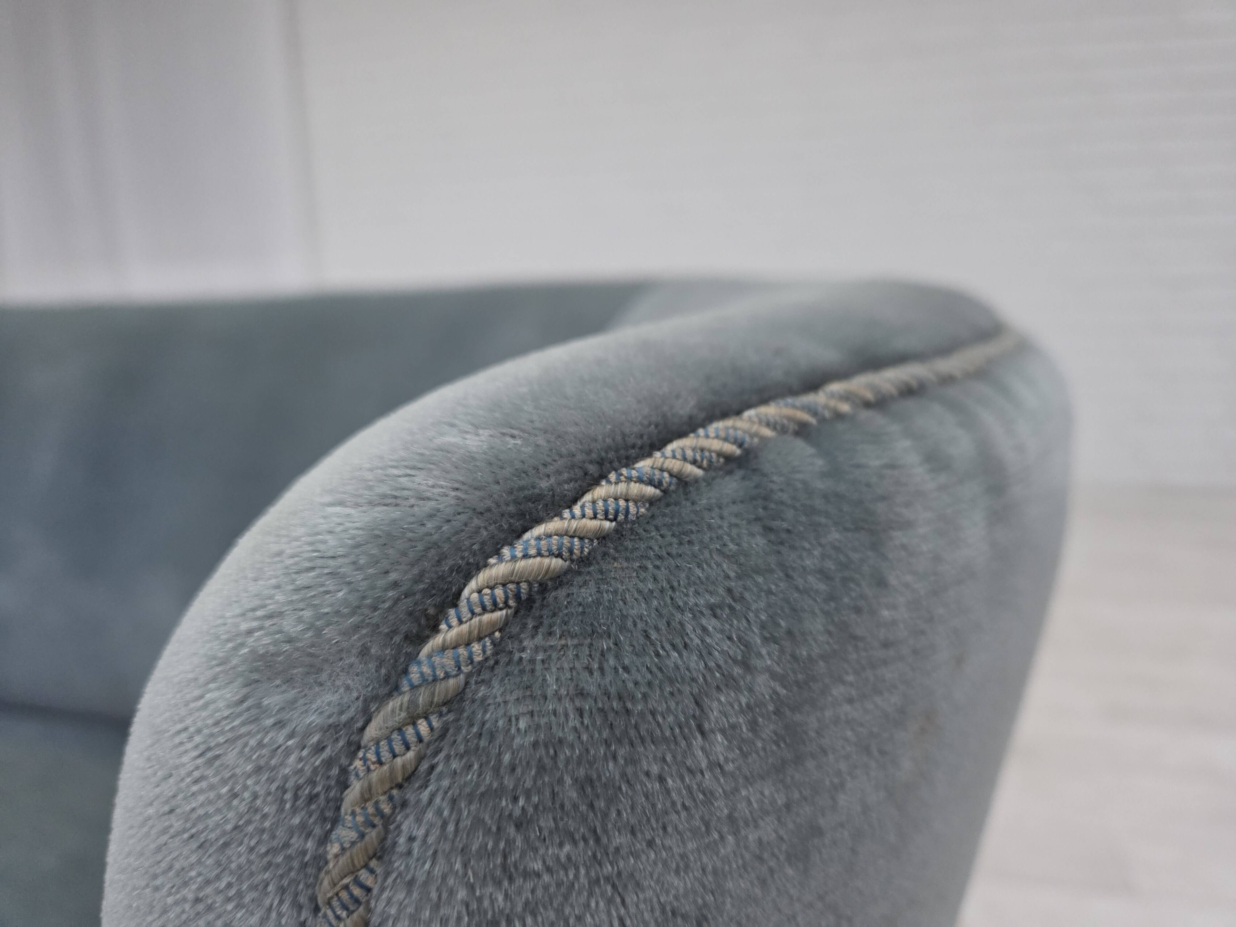 Canapé 2 places incurvé danois des années 1970, revêtement en velours bleu.