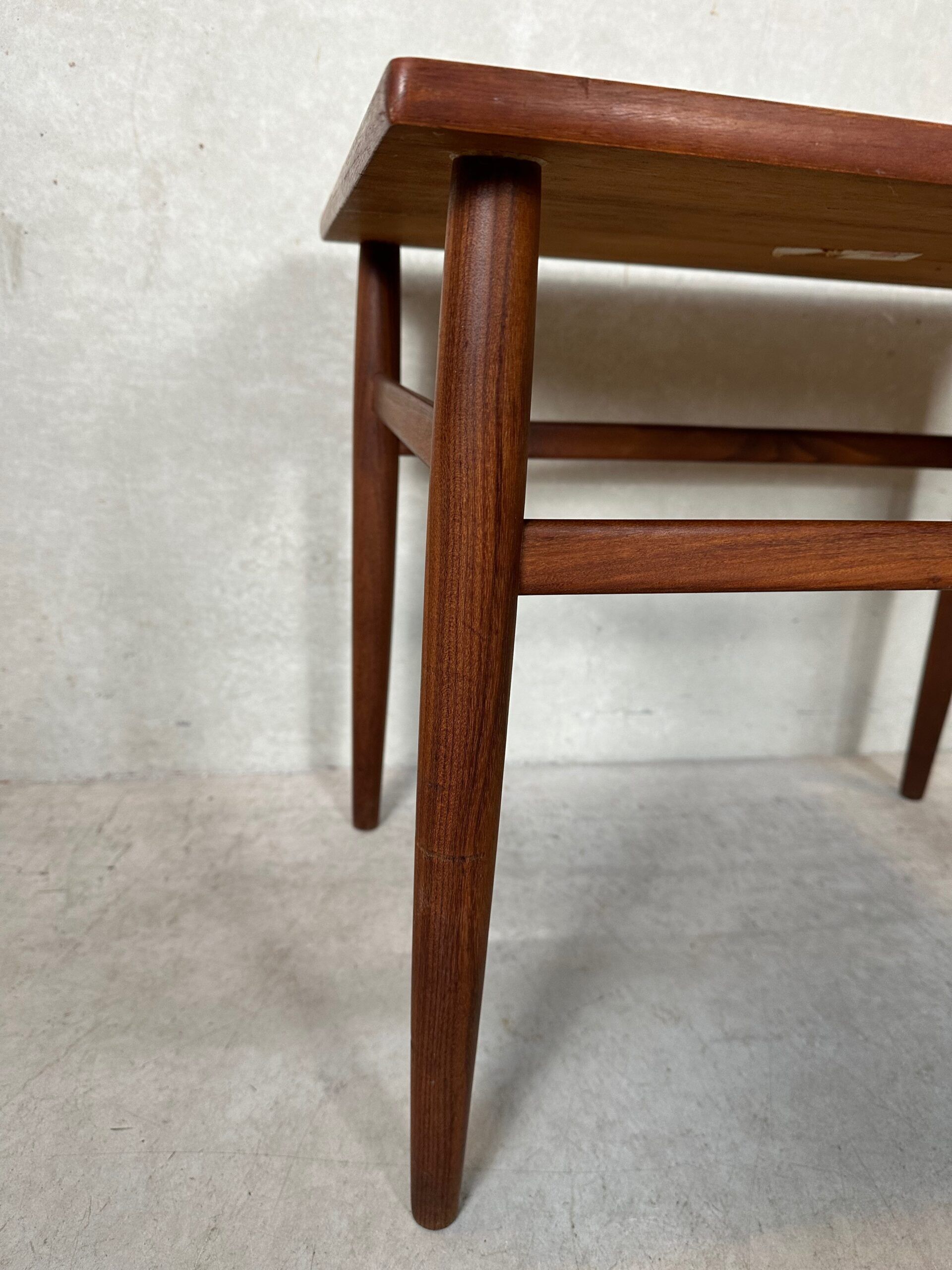 Table d'appoint vintage – Teck – O.M.F.