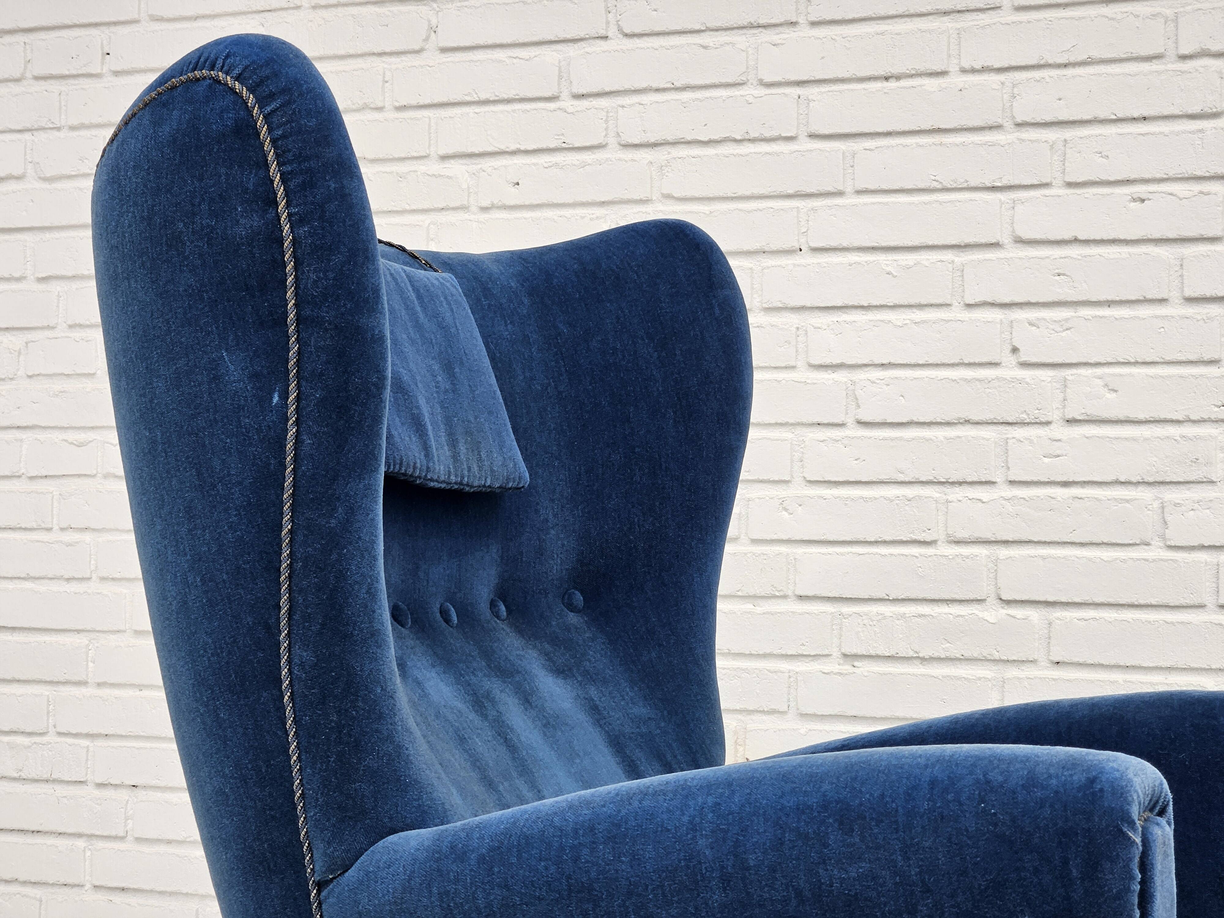 Années 1960, fauteuil relax danois à dossier haut, état d'origine, meuble en velours bleu.
